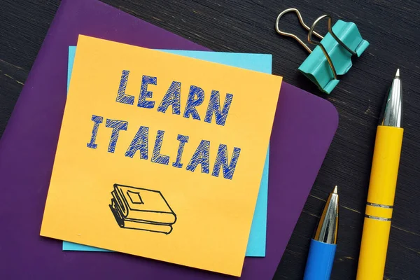 Learn Italian Text Vyhledávacím Řádku Analytik Rozpočtu Při Pohledu Smartphone — Stock fotografie