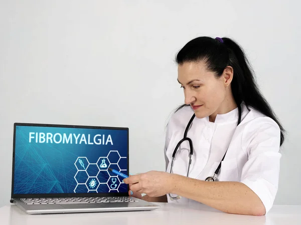 Fibromyalgia Tekst Het Menu Oncoloog Zoek Naar Iets Lapto — Stockfoto