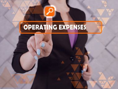  Arama çubuğunda Pahalı Metin Yazıyor. Tüccar cep telefonuna bakıyor.