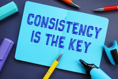 Tutarlılık hakkındaki finansal konsept kağıt parçasında yazılı olan anahtardır..