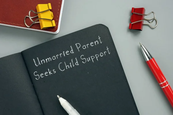 Evli Olmayan Ebeveynler Kağıt Parçasına Çocuk Desteği Arıyor — Stok fotoğraf