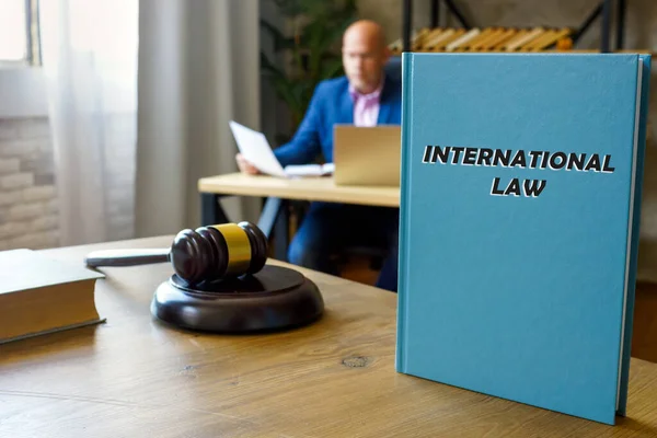 Δικηγόρος Κατέχει Βιβλίο Του Διεθνούς Δικαίου Διεθνές Δίκαιο Κατοχυρώνεται Συμβάσεις — Φωτογραφία Αρχείου