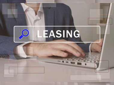  Ekrandaki son söz. Komisyoncu ofiste internet teknolojileri kullanıyor. Arama ve azaltma kavramını kabul et .