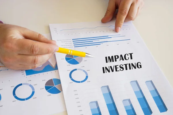 Bankier Aanwezig Bij Uitdrukking Impact Investing Afdruk Met Diagrammen Tabellen — Stockfoto