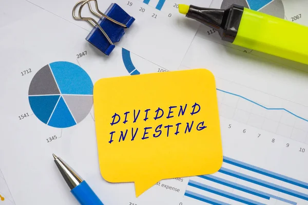 Επιχειρηματική Έννοια Έννοια Dividend Investing Την Υπογραφή Στο Φύλλο — Φωτογραφία Αρχείου