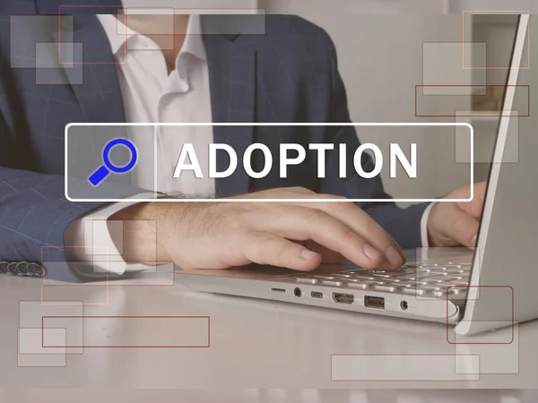 Adoption Text Sökfältet Budgetanalytiker Letar Efter Något Laptop Begreppet Alternativ — Stockfoto