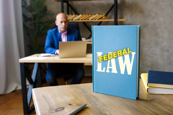 Δικηγόρος Κατέχει Federal Δικηγορικό Βιβλίο Ομοσπονδιακός Νόμος Είναι Σώμα Του — Φωτογραφία Αρχείου