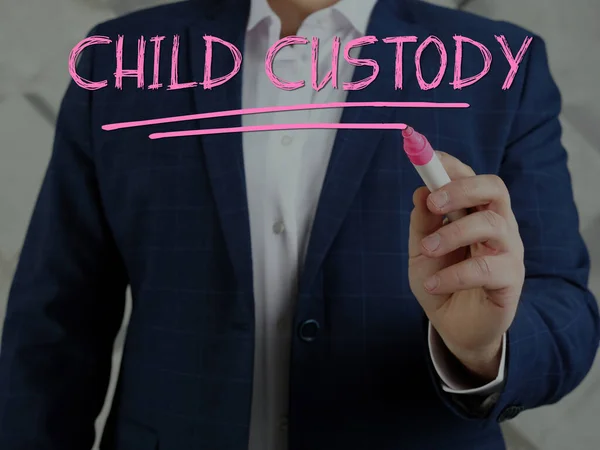 ピンクのペンで画面上の子供の親権を書く会計士 — ストック写真