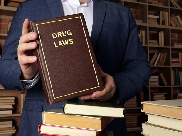 Δικηγόρος Έχει Βιβλίο Των Δικηγόρων Των Ναρκωτικών Κατοχή Χρήση Διανομή — Φωτογραφία Αρχείου