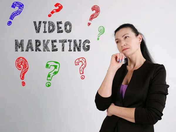 Concepto Financiero Sobre Video Marketing Signos Interrogación Con Signo Pared — Foto de Stock