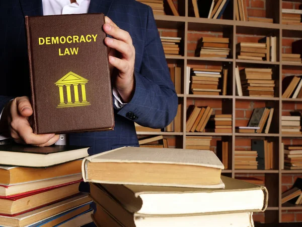 Δικαιο Δημοκρατιασ Στα Χέρια Ενός Νομομαθούς Κοινές Αξίες Της Δημοκρατίας — Φωτογραφία Αρχείου