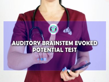  AVUDITORY BRAINSTEM POTENTAL TEST ABEP metnini listeye aldı. Doktor akıllı telefondan bir şey arıyor.