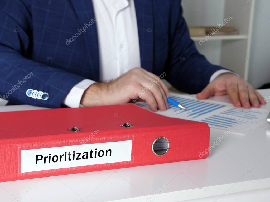  Prioritization inscription on the folder for documents.