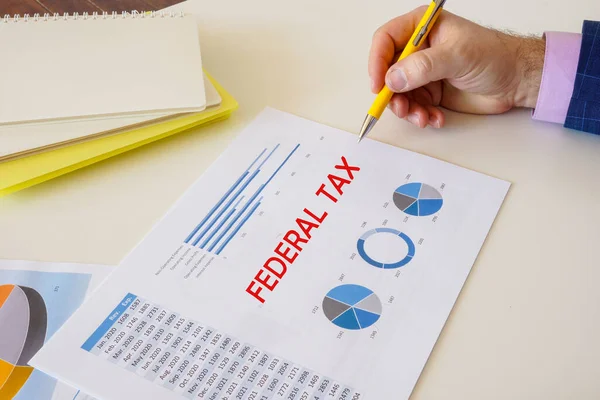 Conceito Financeiro Sobre Tax Federal Com Inscrição Pedaço Papel — Fotografia de Stock
