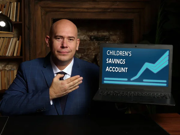 Children Savings Konto Text Sökfältet Mäklare Letar Efter Något Laptop — Stockfoto