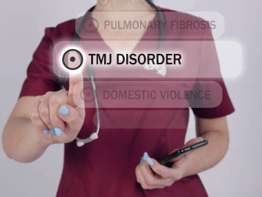  TMJ DISORDER metin listesi. Onkolojist akıllı telefondan bir şey arıyor.