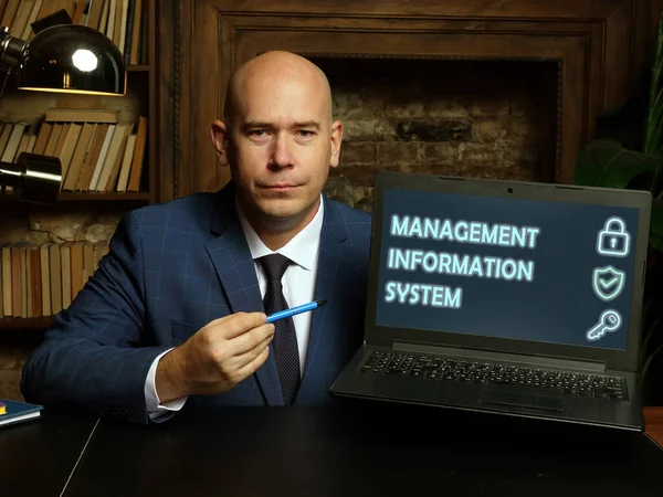 Management Information System Inskription Skärmen Närbild Manliga Händer Håller Svart — Stockfoto