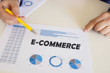 Finansal konsept: E-COMERCE Yazıcı çıktısında diyagramlar ve tablolarla birlikte.