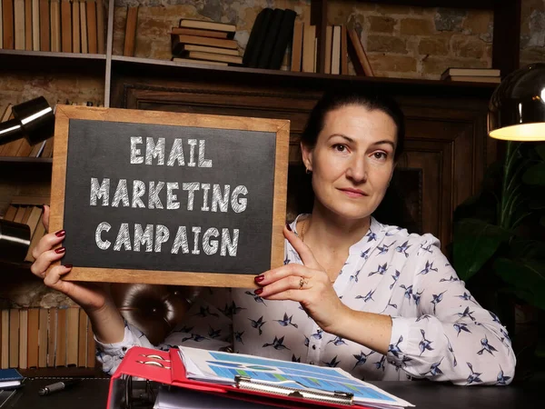 Concepto Financiero Sobre Campaña Comercialización Email Con Letrero Pizarra — Foto de Stock