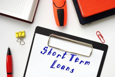 İş konsepti: Kağıt parçasında yazılı kısa vadeli krediler.