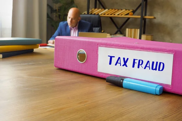 Finansiellt Koncept Tax Fraud Med Inskription Rutan Arkiv Affärsman Som — Stockfoto