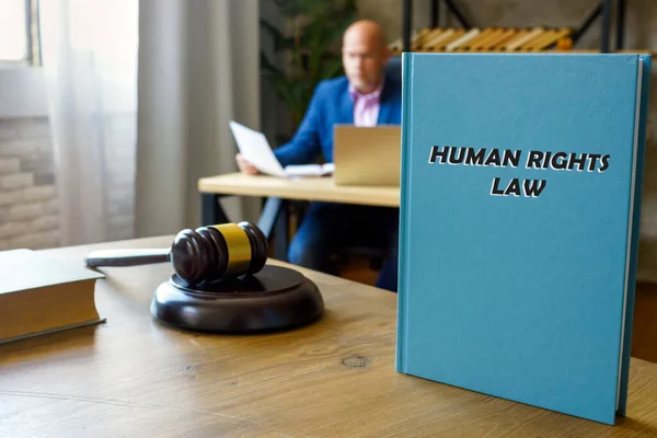 Δικαιωματα Του Ανθρωπου Βιβλια Στα Χέρια Ενός Δικηγόρου Νόμος Για — Φωτογραφία Αρχείου