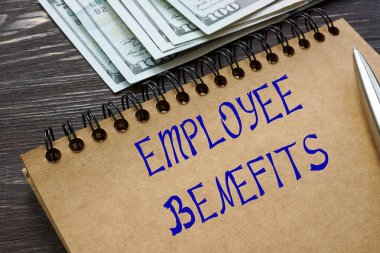 Kağıtta yazılı olan EMPLOYEE BENEFITS hakkındaki iş konsepti.