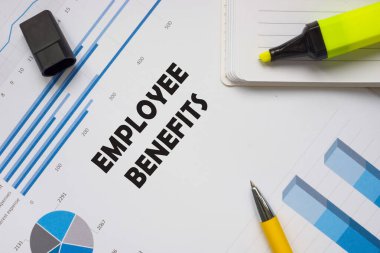 Finansal konsept: EMPLOYEE BENEFITS Kağıt parçasında yazılı.