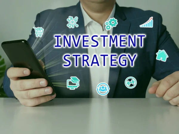 Investering Strategi Text Sökraden Modern Bankir Tittar Smartphone — Stockfoto