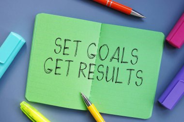 İş konsepti: Hedefleri Ayarla Sonuçları Kağıt parçasında imzayla al.