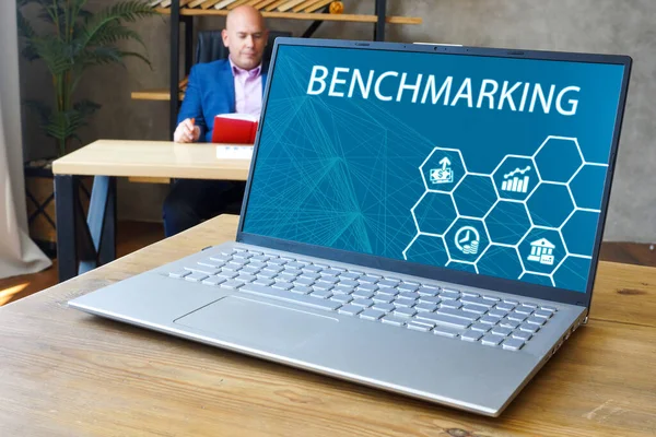 Affärsidé Benchmarking Med Skylt Laptop — Stockfoto