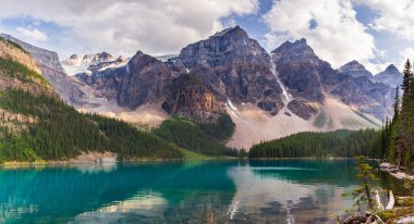 Alberta Kanada 'daki Moraine Gölü' ndeki On Tepe Vadisi
