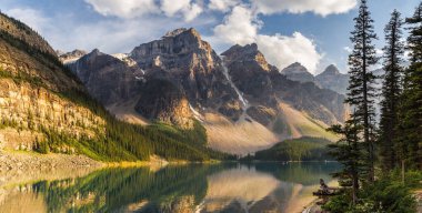 Alberta Kanada 'daki Moraine Gölü' ndeki On Tepe Vadisi