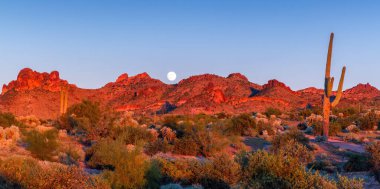Arizona 'daki tepelerin panoramik manzarası Ay yükselirken