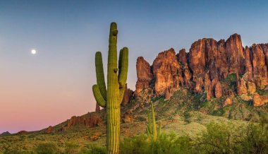 Arizona 'daki tepelerin panoramik manzarası Ay yükselirken