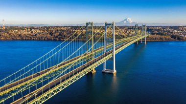 Washington 'daki Tacoma Narrows Köprüsü. Arka planda Rainier Dağı' nın olduğu Gig Limanı tarafından çekilmiş.