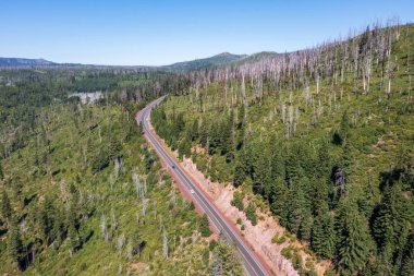 Dağlardaki bir yolun havadan görünüşü.