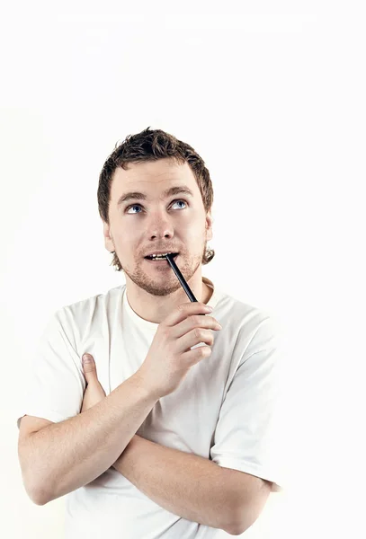 Beyaz arka planda izole edilmiş yakışıklı, düşünceli bir adamın portresi.