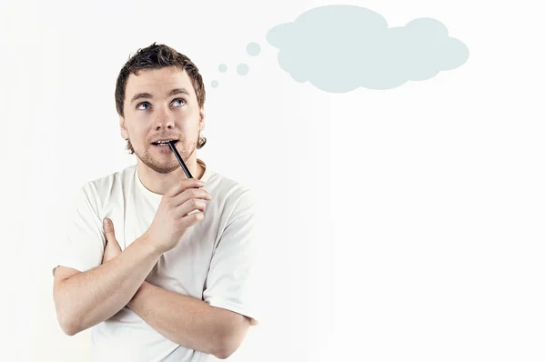 Beyaz arka planda izole edilmiş yakışıklı, düşünceli bir adamın portresi.