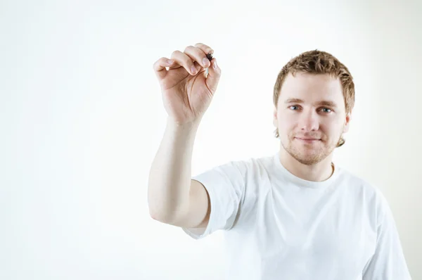 Beyaz arka planda izole edilmiş yakışıklı, düşünceli bir adamın portresi.