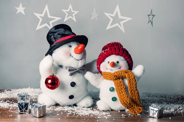 İki gülümseyen kardan adam karda, hiçbir adı oyuncak