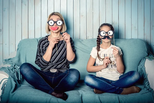 Moeder en dochter met valse snorren — Stockfoto