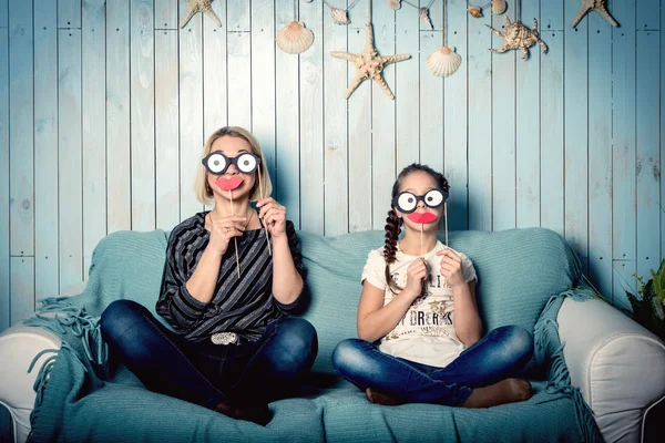 Anne ve kızı yanlış bıyıklı