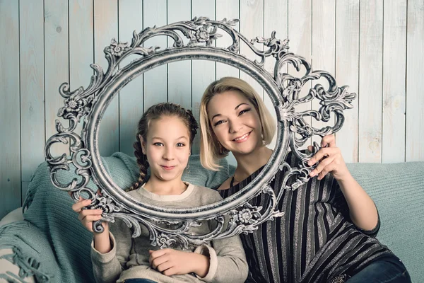 mutlu anne ve küçük kızı