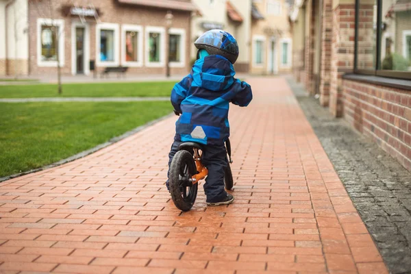 Bir runbike küçük çocuğa