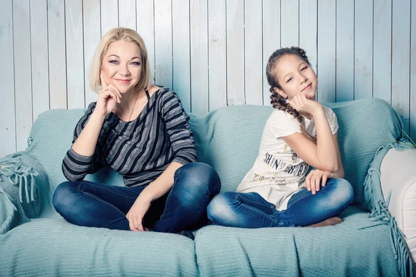 Daughter and mother on the sofa — Stock Photo, Image