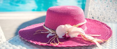 Bir masada kırmızı şapka