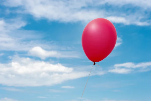 Röd ballong på himlen — Stockfoto