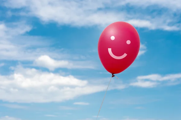 Röd ballong på himlen — Stockfoto