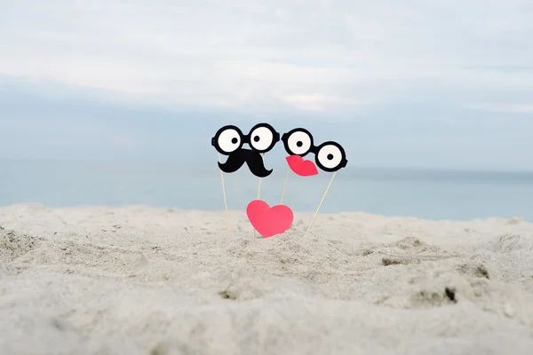 Sahte bıyık, komik gözlük